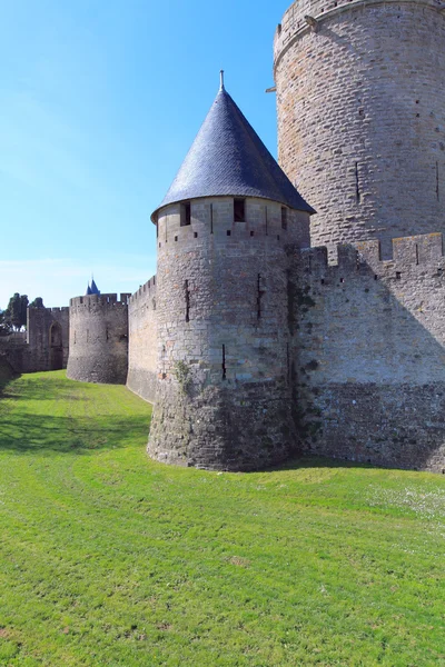 กําแพงและหอคอยของเมืองยุคกลางที่มีชื่อเสียง Carcassonne, ฝรั่งเศส — ภาพถ่ายสต็อก