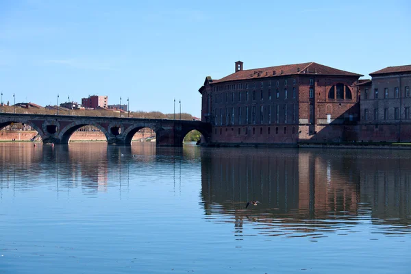 (brug) pont neuf (xvii c.) over garonne, toulouse, Frankrijk — Stockfoto