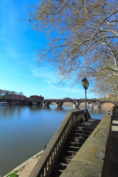 (brug) pont neuf (xvii c.) over garonne, toulouse, Frankrijk — Stockfoto