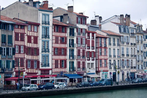 Vecchi edifici lungo la riva di Nive, Bayonne, Francia — Foto Stock