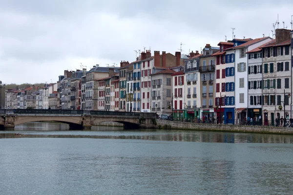 Old buildings along bank of Nive, Bayonne, France — Stock Photo, Image