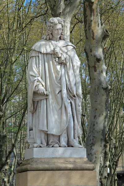 Montesquieu bir heykeli üzerinde place des quinconces, bordeaux, Fransa — Stok fotoğraf