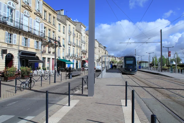 Moderne tram op quai louis xviii, bordeaux, Frankrijk — Stockfoto