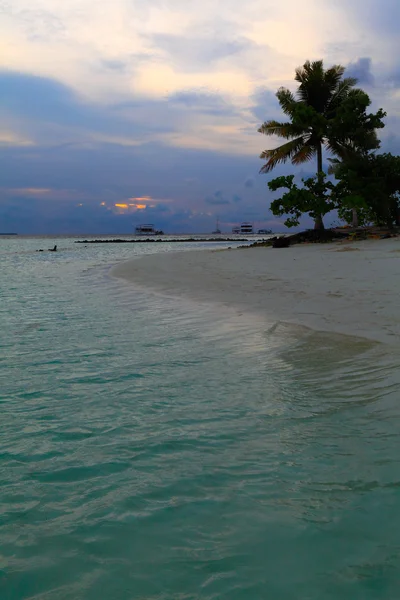 Tropische Insel vor Sonnenuntergang, Malediven — Stockfoto