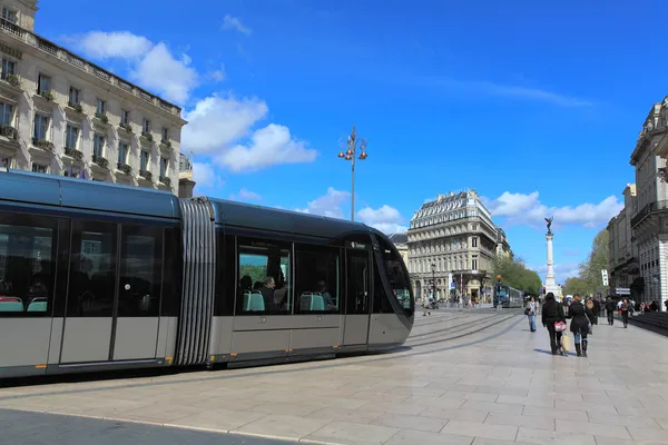 Современный трамвай на площади Большого театра, Бордо, Франция — стоковое фото