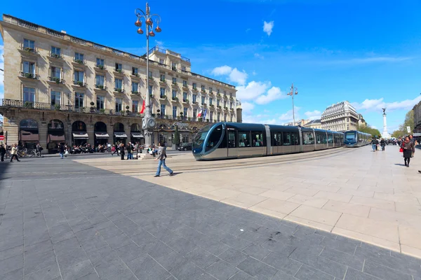Tranvía moderno en la plaza del Gran Teatro, Burdeos, Francia —  Fotos de Stock