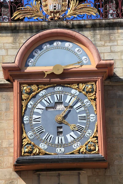 El campanario Grosse Closhe (13-15 qt.) y el reloj astronómico o — Foto de Stock