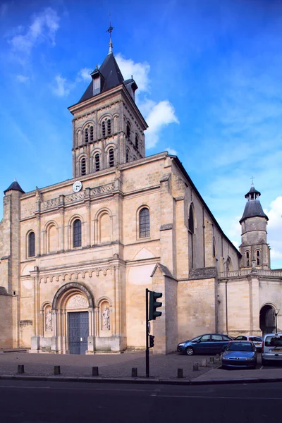 Сен Серен базиліки (11th.c.), спадщини ЮНЕСКО, бордовий — стокове фото
