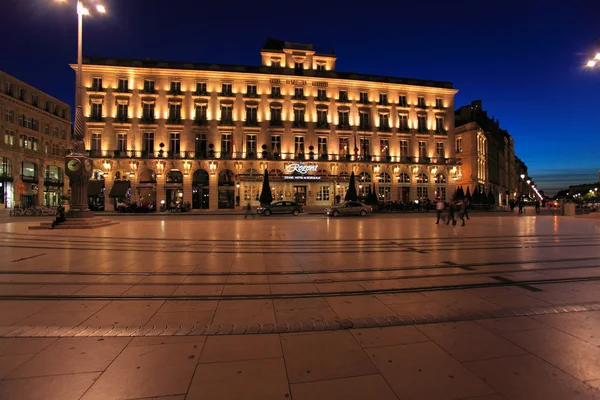 Nacht uitzicht van regent hotel op het plein van grand theater van bor — Stockfoto