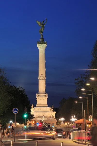 Νυχτερινή άποψη της girondins colonnes des, Μπορντό, Γαλλία — Φωτογραφία Αρχείου