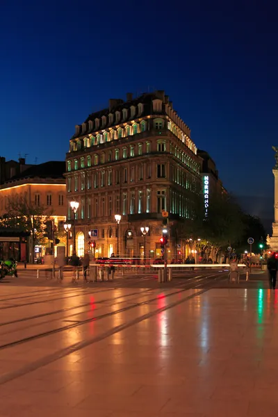 Vista nocturna de la plaza del Gran Teatro y Conseil Interprofessionne — Foto de Stock
