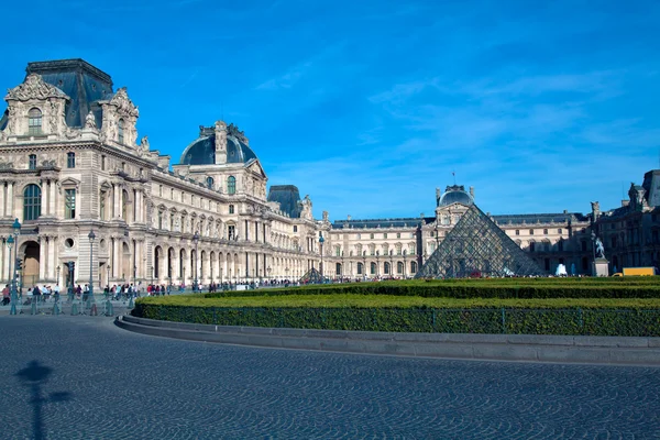 El Palacio del louvre y la pirámide, París, Francia — Stockfoto