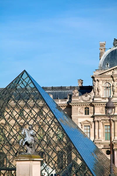 The Louvre Palace and the Pyramid, Paris, France — Stock Photo, Image