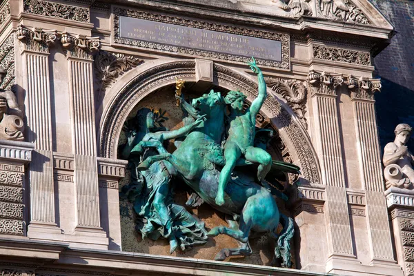 Bronze sculpture of Napoleon III on The Louvre Palace, Paris, Fr — Stock Photo, Image