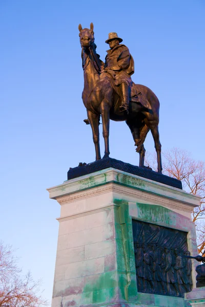 Памятник Улиссу С. Гранту возле Капитолия, США — стоковое фото