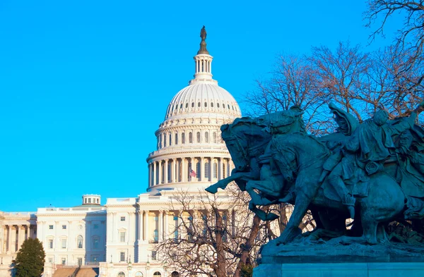 Capitol stavba s jasně modrou oblohu, washington dc, usa — Stock fotografie