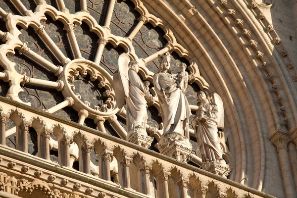 中央入口、ノートルダム大聖堂の上の像・ ド ・ パリ (1160年-1345)、パリ、フランス — ストック写真