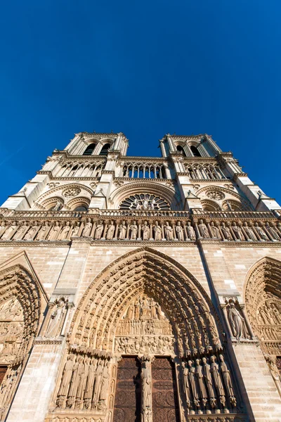 Kąt widzenia zachodniej fasady, Katedra notre dame de paris (1160-1345), Paryż, Francja — Zdjęcie stockowe