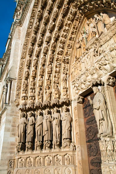 Резьба по камню на входе в западный фасад, Собор Парижской Богоматери (1160-1345), Париж, Франция — стоковое фото