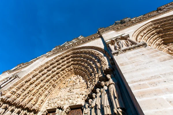 Innskjæring av stein i vestfasaden, Cathedral Notre Dame de Paris (1160-1345), Paris, Frankrike – stockfoto
