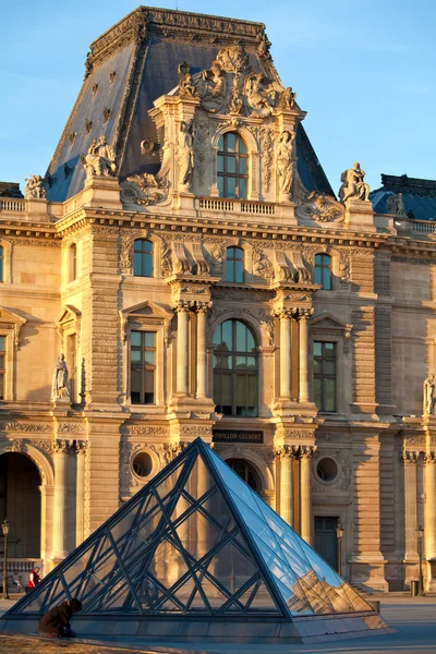 Louvre palác a pyramidy před západem slunce, Paříž, Francie — Stock fotografie