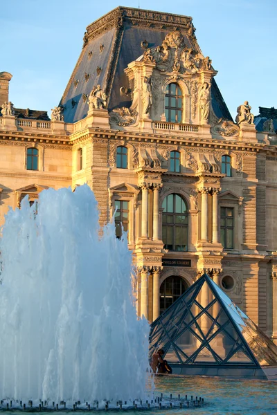 Palais du Louvre et Pyramide avant le coucher du soleil, Paris, France — Photo