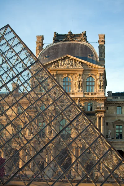 Il Palazzo del Louvre e la Piramide prima del tramonto, Parigi, Francia — Foto Stock