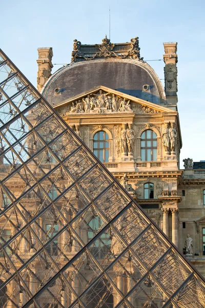 Louvre Sarayı ve piramit batımına, paris, Fransa — Stok fotoğraf