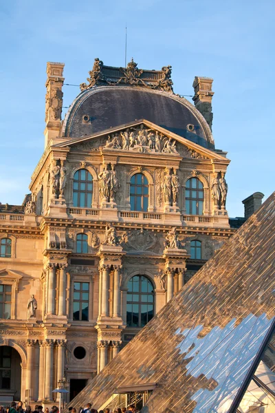Лувром палац і піраміди до заходу сонця, Париж, Франція — стокове фото