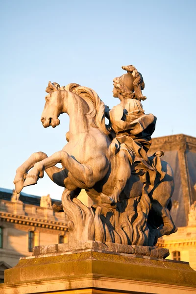 Palazzo del Louvre e statua equestre di Luigi XIV prima del tramonto, Parigi, Francia — Foto Stock