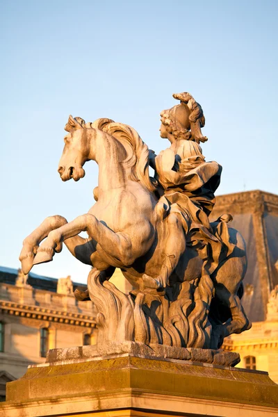 Der rasterpalast und die reiterstatue von louis xiv vor untergang, paris, franz — Stockfoto