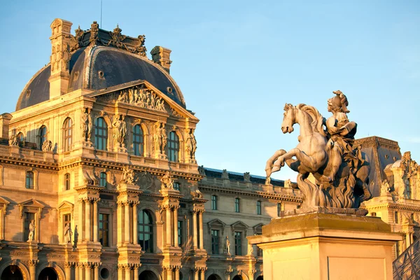 Palazzo del Louvre e statua equestre di Luigi XIV prima del tramonto, Parigi, Francia — Foto Stock