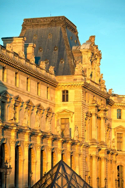 Het louvre paleis en piramide voor zonsondergang, paris, Frankrijk — Stockfoto