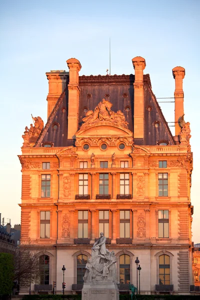 Museum Louvre sebelum matahari terbenam, Paris, Perancis — Stok Foto