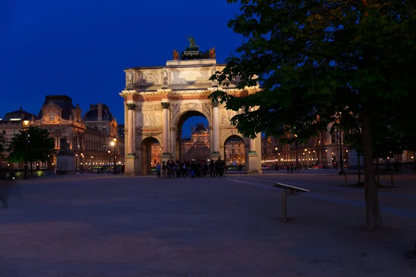 Night view of Arc de Triomphe du Carrousel (1806-1808, designed by Charles Percier and Pierre François Léonard Fontaine, near Louvre, Paris, France — Stock Photo, Image