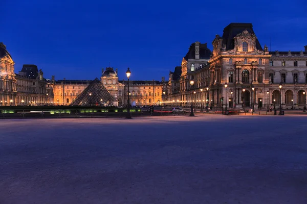 Vista nocturna del Palacio del Louvre y la Pirámide, París, Francia — Foto de Stock