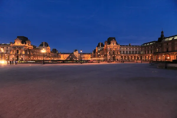 Vista notturna del Palazzo del Louvre e della Piramide, Parigi, Francia — Foto Stock