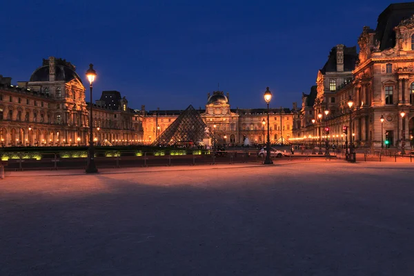Nocny widok pałacu Luwru i piramidy, Paryż, Francja — Zdjęcie stockowe