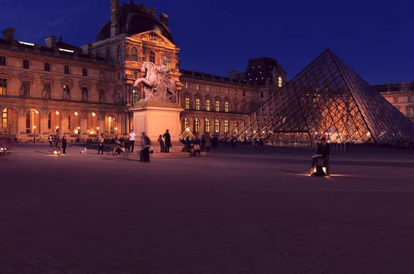Nacht uitzicht op het louvre paleis en de piramide, paris, Frankrijk — Stockfoto