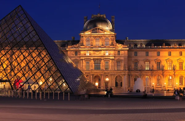 Vista notturna del Palazzo del Louvre e della Piramide, Parigi, Francia — Foto Stock