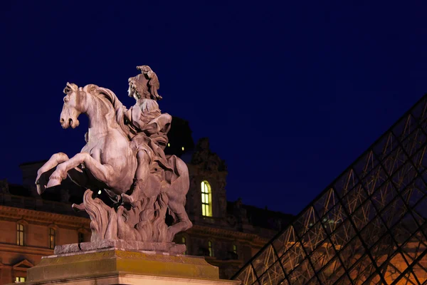 Vista noturna do Palácio do Louvre e da Pirâmide, Paris, França — Fotografia de Stock