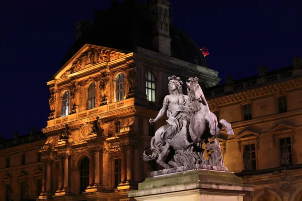 Noční pohled na louvre palác a pyramidy, Paříž, Francie — Stock fotografie