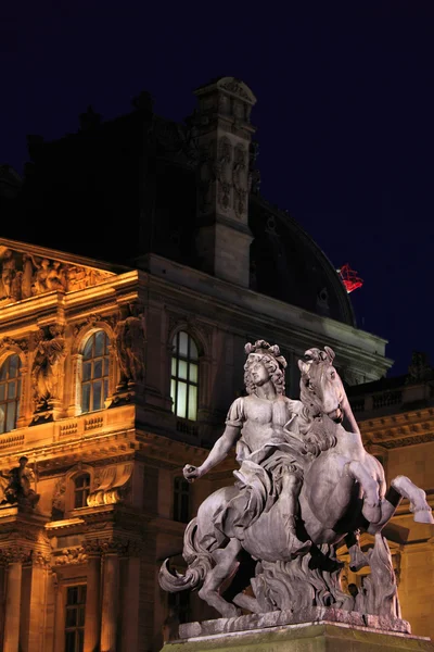 Vista notturna del Palazzo del Louvre e della Piramide, Parigi, Francia — Foto Stock