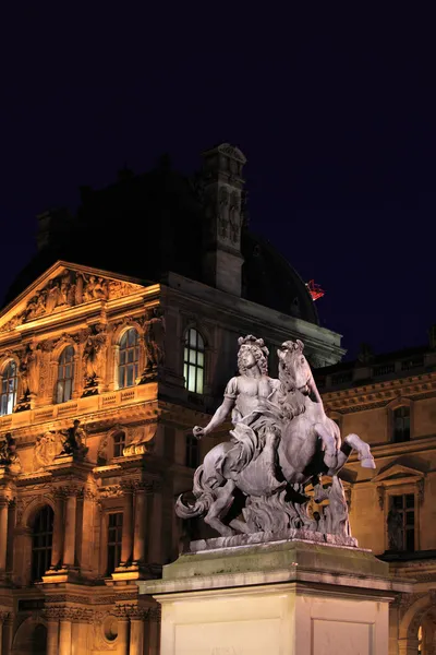 Vista nocturna del Palacio del Louvre y la Pirámide, París, Francia —  Fotos de Stock