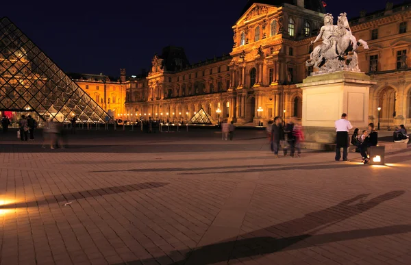 Νυχτερινή άποψη του το παλάτι του Λούβρου και την πυραμίδα, Παρίσι, Γαλλία — Φωτογραφία Αρχείου