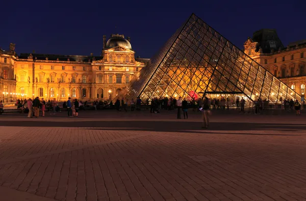 Nachtansicht des Louvre-Palastes und der Pyramide, Paris, Frankreich — Stockfoto