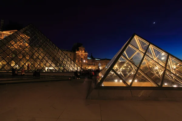 Vista notturna del Palazzo del Louvre e della Piramide, Parigi, Francia — Foto Stock