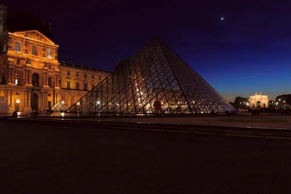 Gece görünümü louvre Sarayı ve piramit, paris, Fransa — Stok fotoğraf