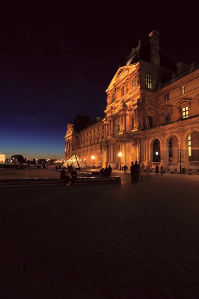 Νυχτερινή άποψη του το παλάτι του Λούβρου και την πυραμίδα, Παρίσι, Γαλλία — Φωτογραφία Αρχείου