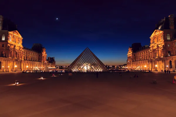 Natt syn på slottet Louvren och pyramiden, paris, Frankrike — Stockfoto